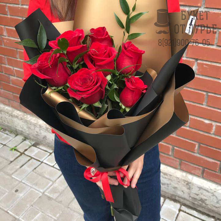 Букет цветов "Красное на золотом"